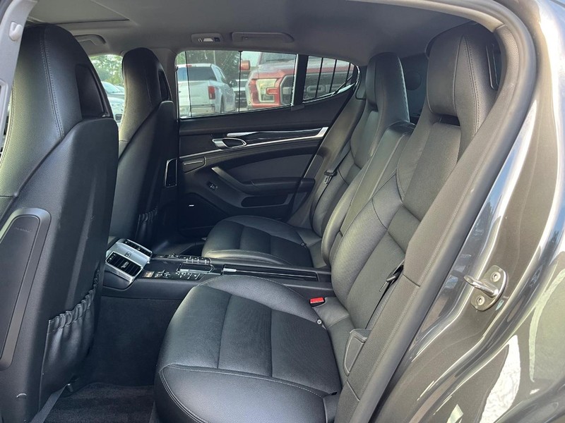 Porsche Panamera Vehicle Full-screen Gallery Image 18