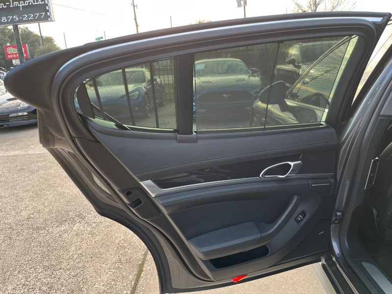 Porsche Panamera Vehicle Full-screen Gallery Image 19