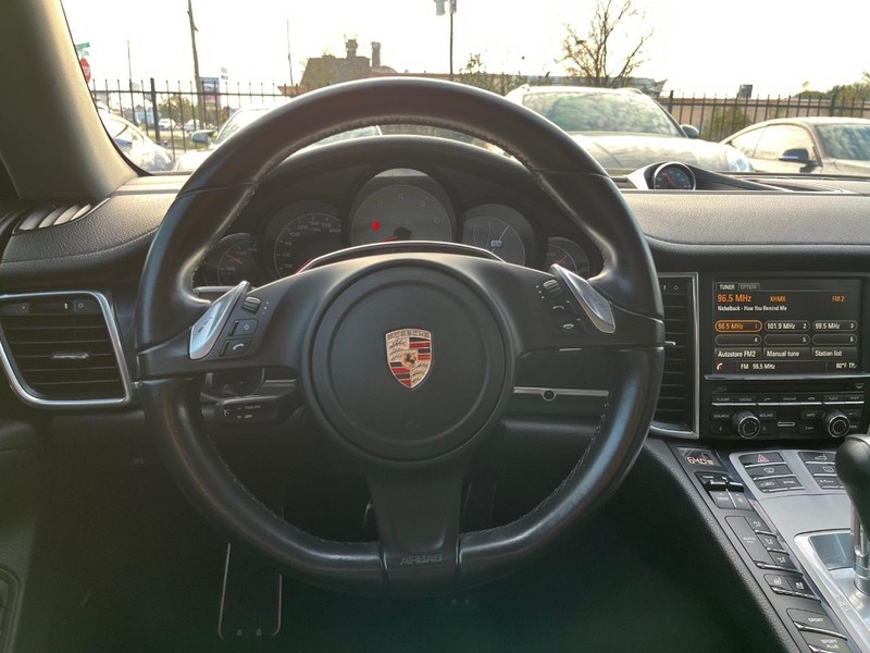 Porsche Panamera Vehicle Full-screen Gallery Image 20