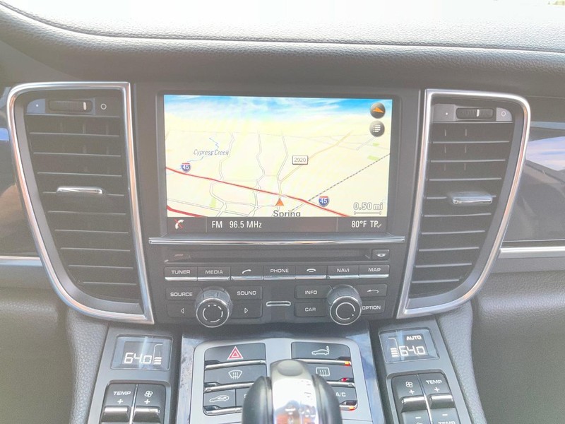 Porsche Panamera Vehicle Full-screen Gallery Image 22