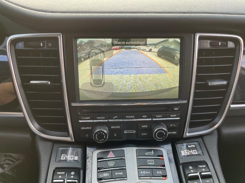 Porsche Panamera Vehicle Full-screen Gallery Image 23