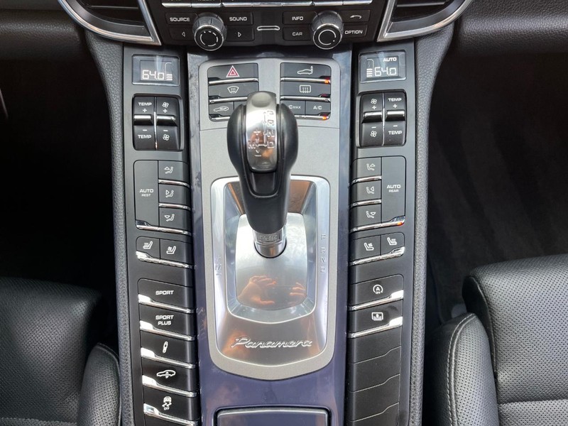 Porsche Panamera Vehicle Full-screen Gallery Image 24