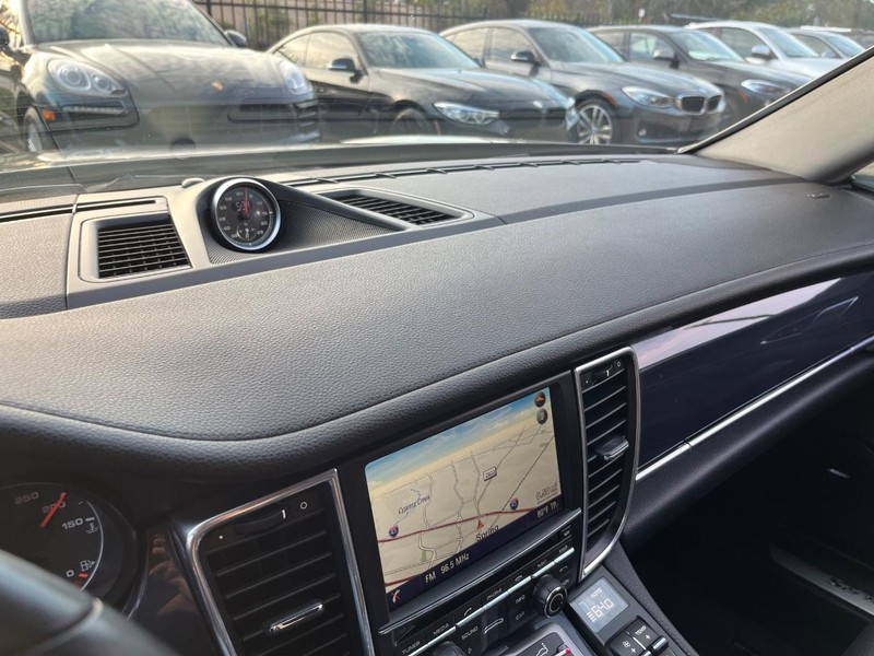 Porsche Panamera Vehicle Full-screen Gallery Image 25