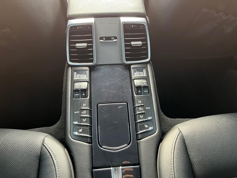 Porsche Panamera Vehicle Full-screen Gallery Image 26