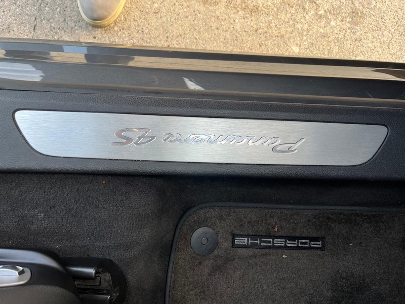 Porsche Panamera Vehicle Full-screen Gallery Image 29