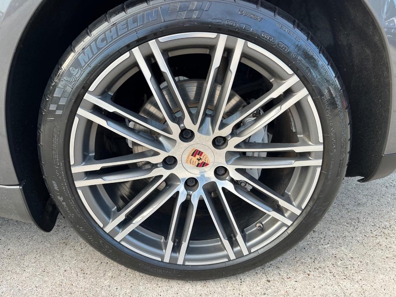 Porsche Panamera Vehicle Full-screen Gallery Image 30