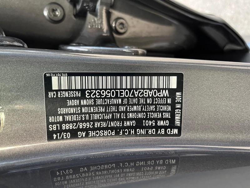 Porsche Panamera Vehicle Full-screen Gallery Image 31