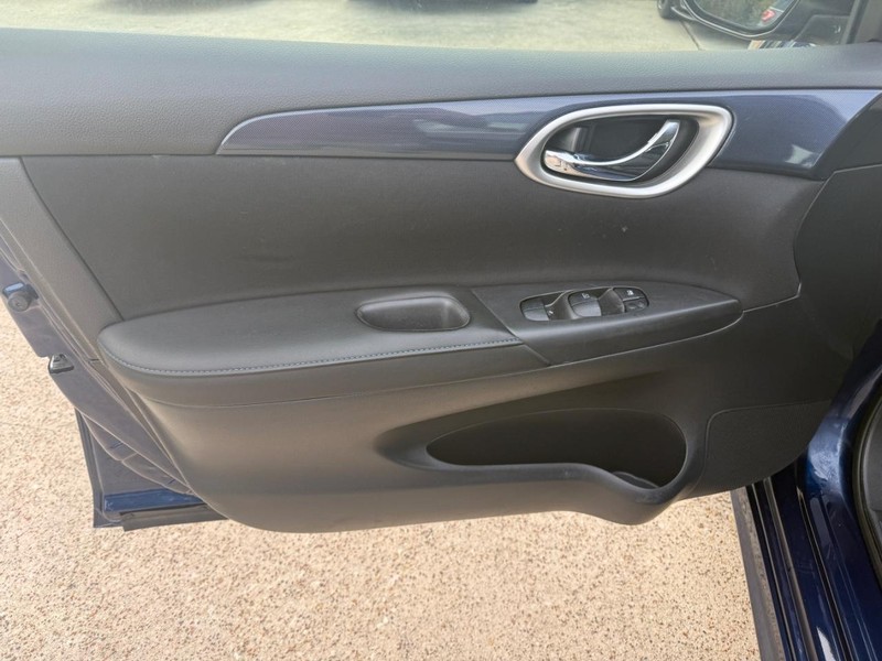 Nissan Sentra Vehicle Full-screen Gallery Image 12