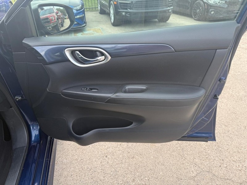 Nissan Sentra Vehicle Full-screen Gallery Image 15