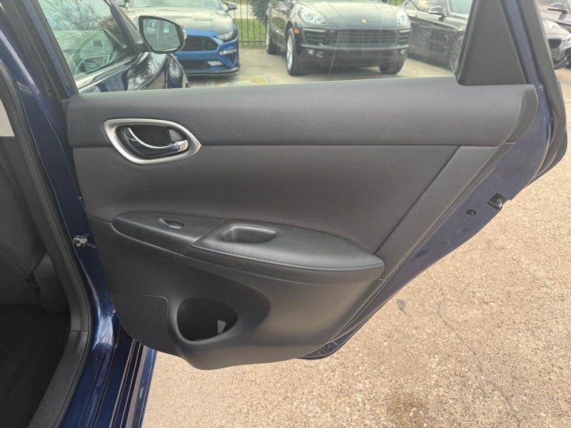 Nissan Sentra Vehicle Full-screen Gallery Image 17