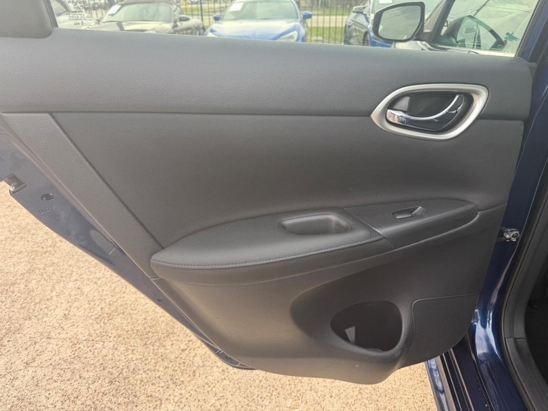 Nissan Sentra Vehicle Full-screen Gallery Image 19