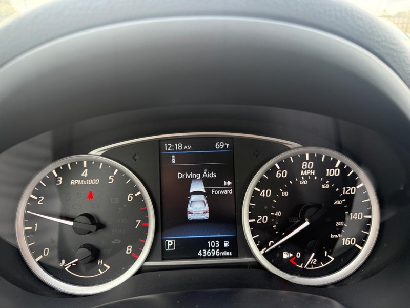 Nissan Sentra Vehicle Full-screen Gallery Image 21