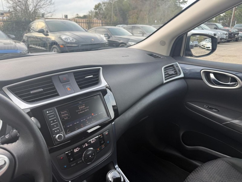 Nissan Sentra Vehicle Full-screen Gallery Image 24