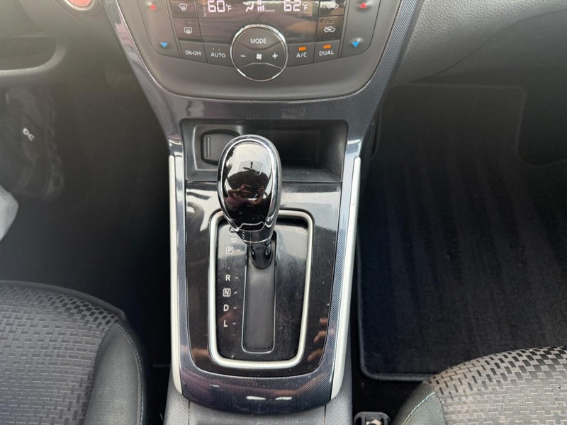 Nissan Sentra Vehicle Full-screen Gallery Image 25