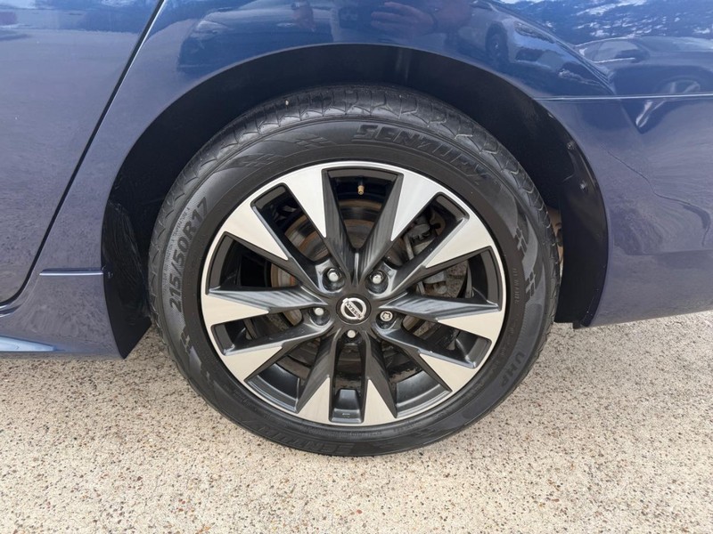 Nissan Sentra Vehicle Full-screen Gallery Image 26