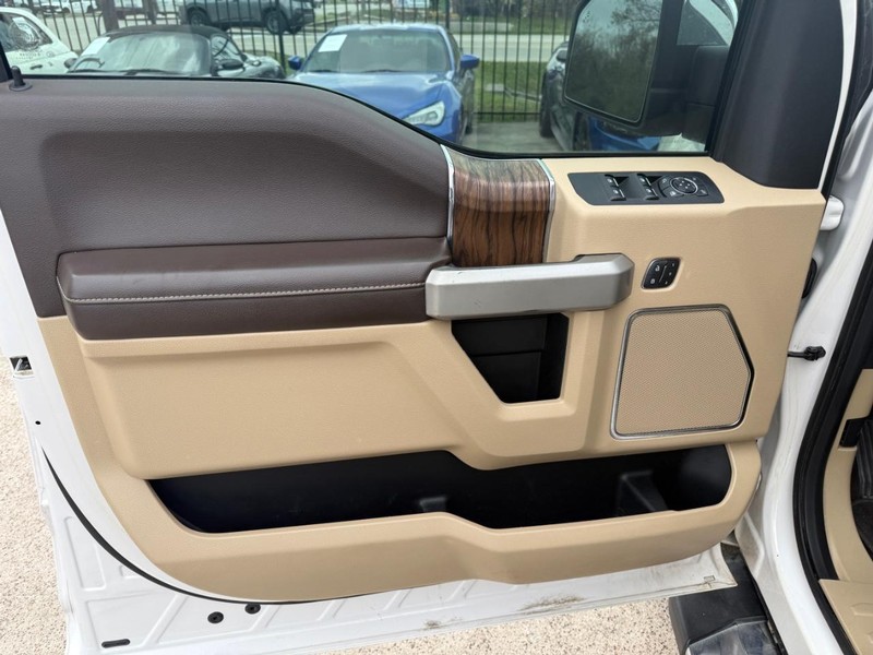 Ford F-150 Vehicle Full-screen Gallery Image 11