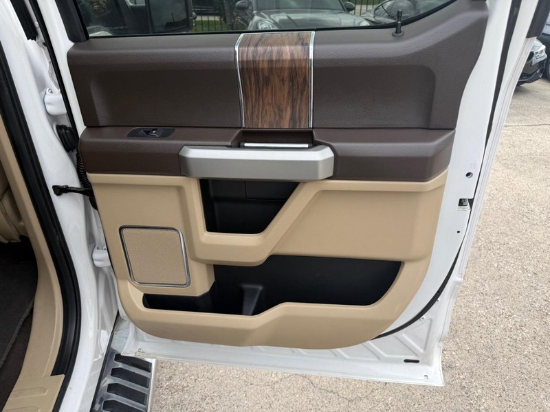 Ford F-150 Vehicle Full-screen Gallery Image 16