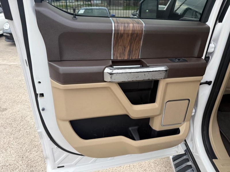 Ford F-150 Vehicle Full-screen Gallery Image 18