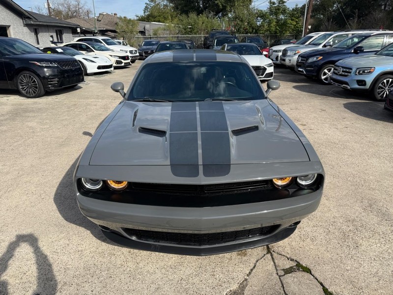 Dodge Challenger Vehicle Full-screen Gallery Image 03