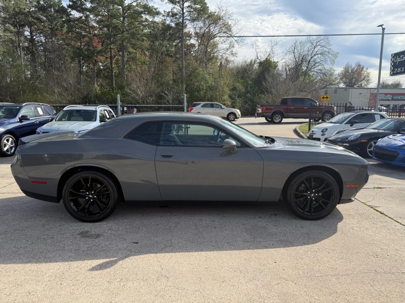 Dodge Challenger Vehicle Full-screen Gallery Image 05