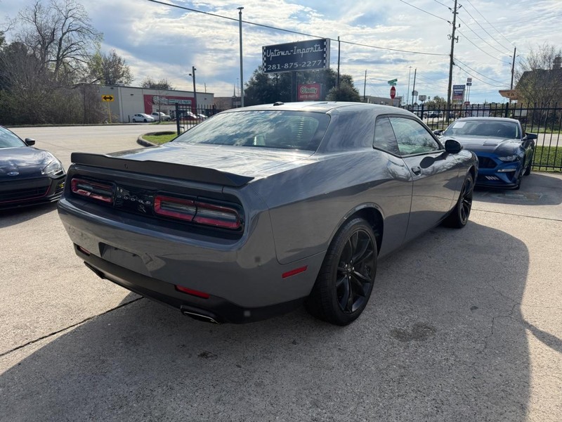 Dodge Challenger Vehicle Full-screen Gallery Image 06