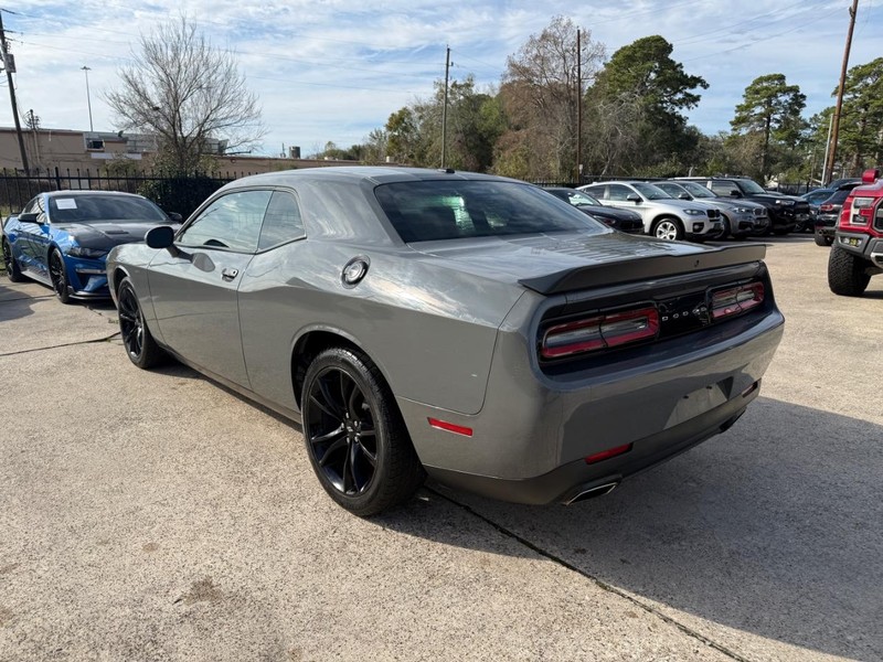 Dodge Challenger Vehicle Full-screen Gallery Image 08