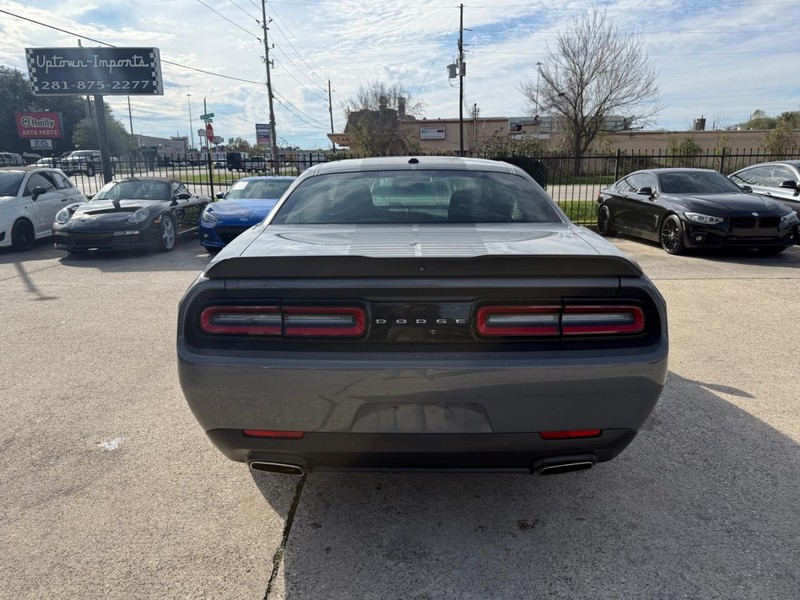 Dodge Challenger Vehicle Full-screen Gallery Image 09