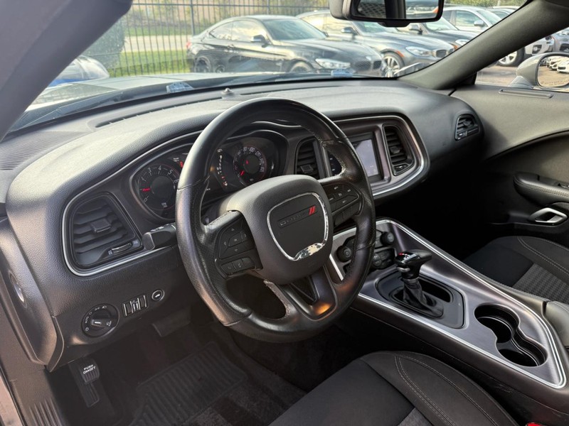 Dodge Challenger Vehicle Full-screen Gallery Image 10