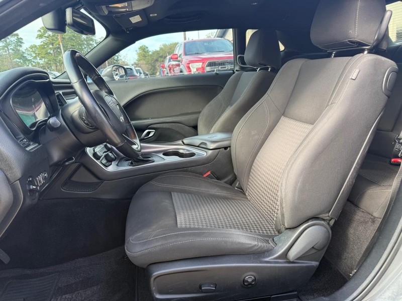 Dodge Challenger Vehicle Full-screen Gallery Image 11