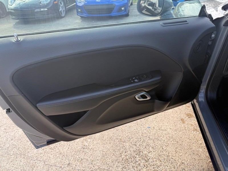 Dodge Challenger Vehicle Full-screen Gallery Image 12