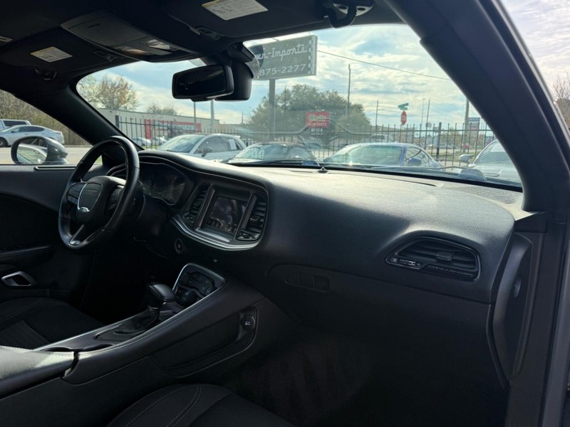 Dodge Challenger Vehicle Full-screen Gallery Image 13