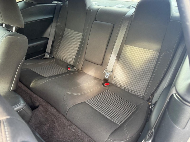 Dodge Challenger Vehicle Full-screen Gallery Image 16