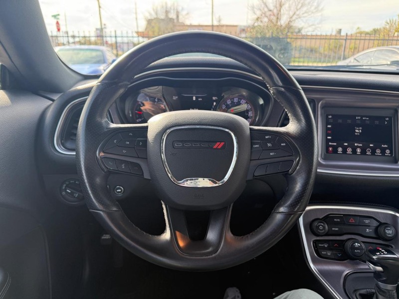 Dodge Challenger Vehicle Full-screen Gallery Image 18