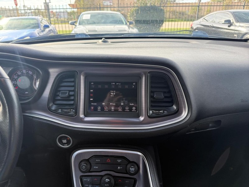 Dodge Challenger Vehicle Full-screen Gallery Image 20