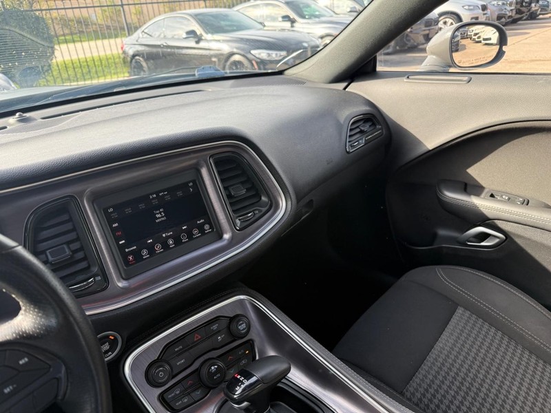 Dodge Challenger Vehicle Full-screen Gallery Image 22