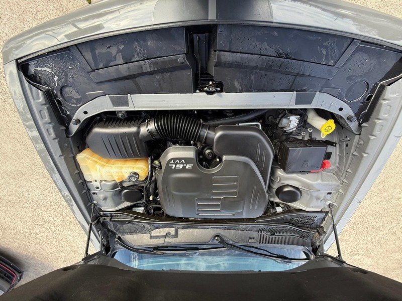 Dodge Challenger Vehicle Full-screen Gallery Image 24