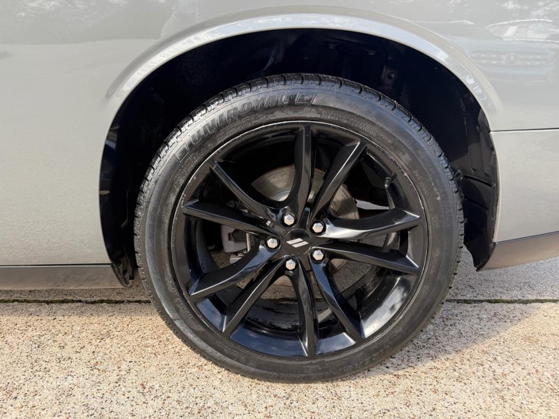 Dodge Challenger Vehicle Full-screen Gallery Image 26