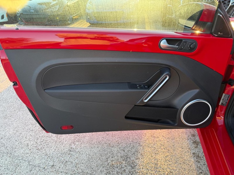 Volkswagen Beetle Convertible Vehicle Full-screen Gallery Image 20