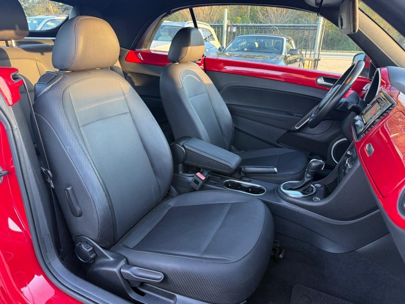 Volkswagen Beetle Convertible Vehicle Full-screen Gallery Image 21