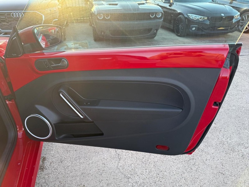 Volkswagen Beetle Convertible Vehicle Full-screen Gallery Image 22