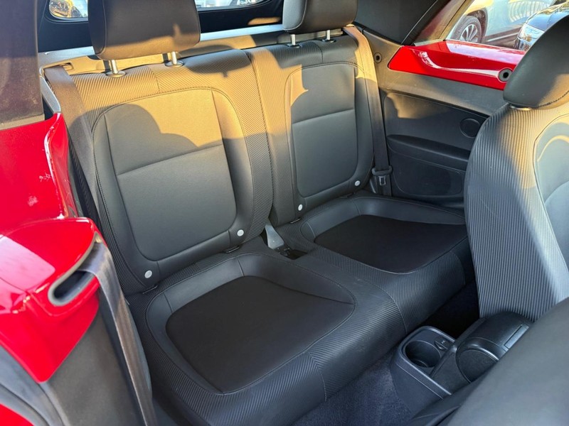 Volkswagen Beetle Convertible Vehicle Full-screen Gallery Image 23