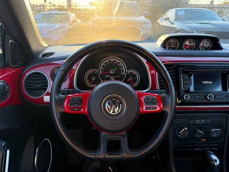 Volkswagen Beetle Convertible Vehicle Full-screen Gallery Image 25