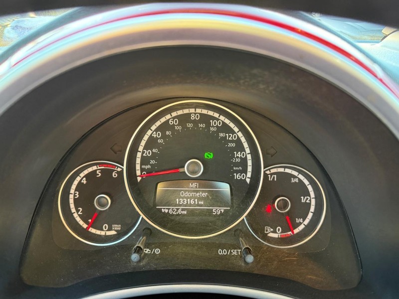 Volkswagen Beetle Convertible Vehicle Full-screen Gallery Image 26