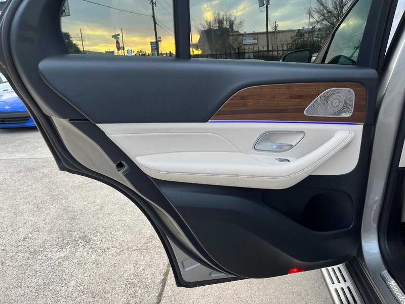 Mercedes-Benz GLE 350 Vehicle Full-screen Gallery Image 17