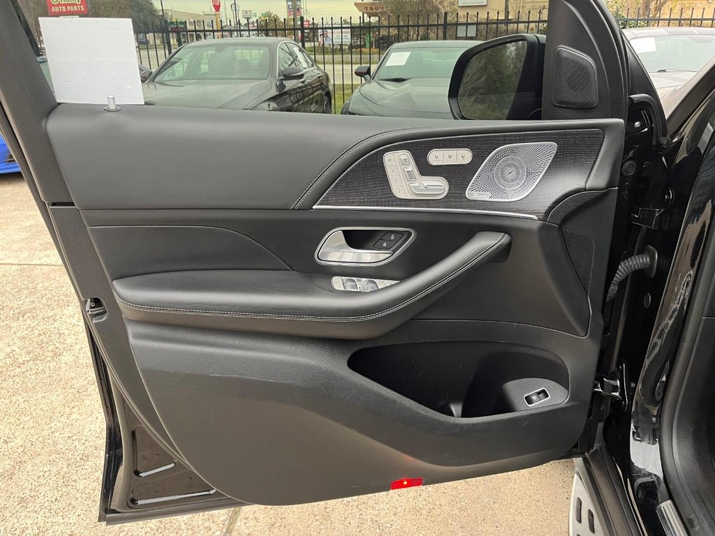 Mercedes-Benz GLS 63 AMG Vehicle Full-screen Gallery Image 12