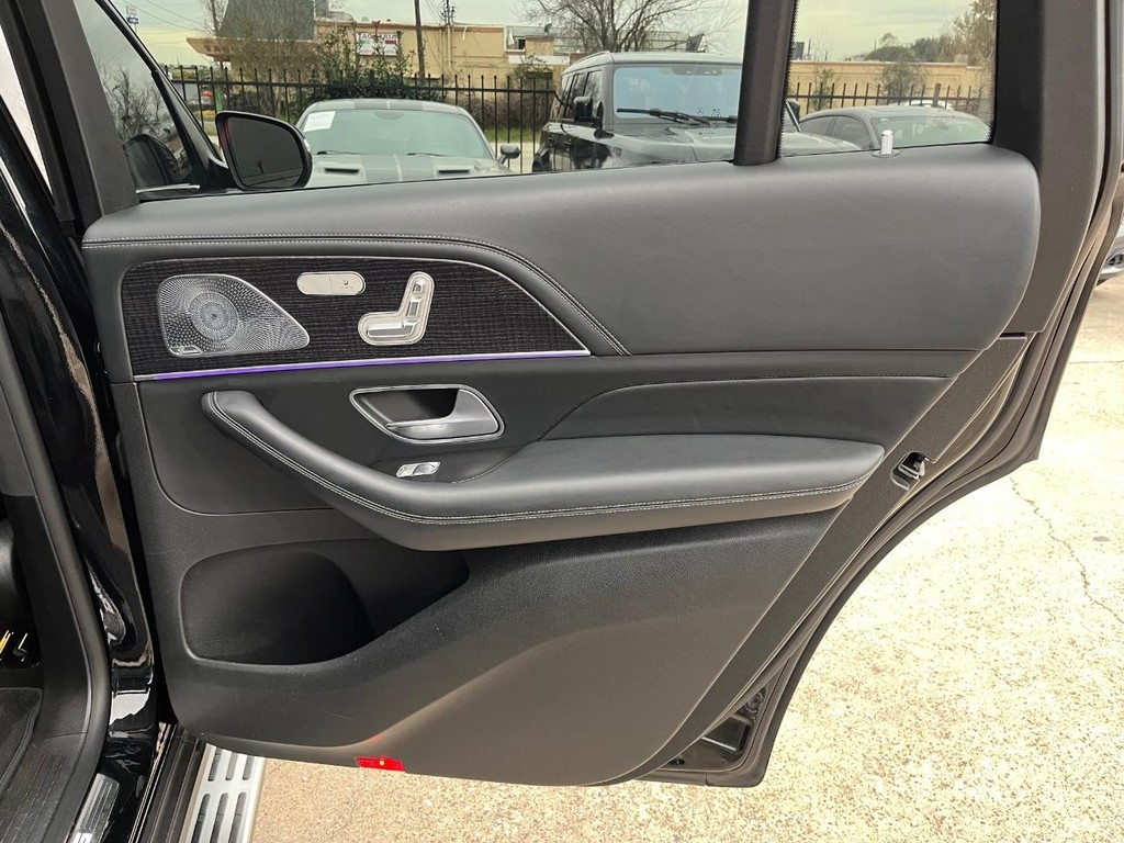 Mercedes-Benz GLS 63 AMG Vehicle Full-screen Gallery Image 17