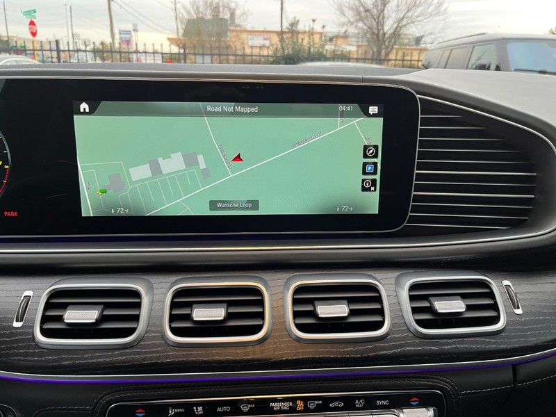 Mercedes-Benz GLS 63 AMG Vehicle Full-screen Gallery Image 23