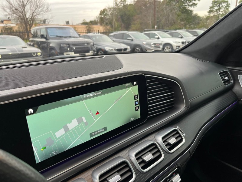 Mercedes-Benz GLS 63 AMG Vehicle Full-screen Gallery Image 26