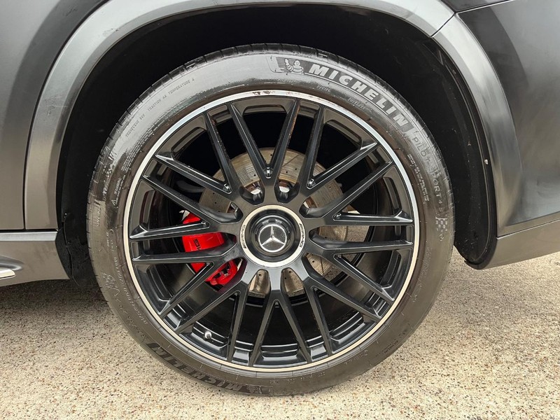 Mercedes-Benz GLS 63 AMG Vehicle Full-screen Gallery Image 31