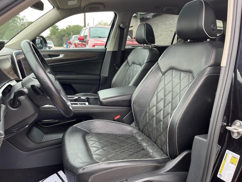 Volkswagen Atlas Vehicle Full-screen Gallery Image 11